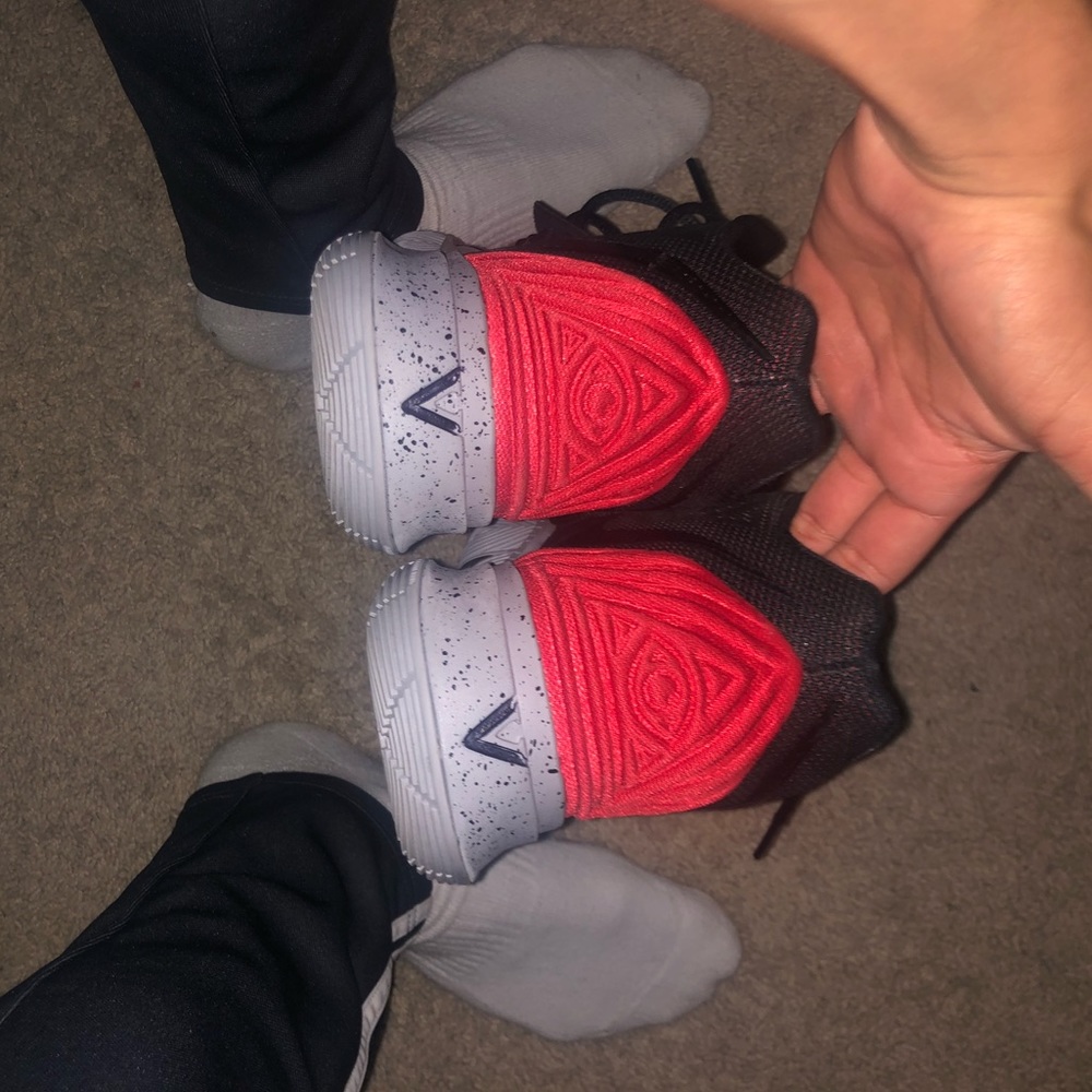 Kyrie 5 “bred” 11.5 - Picture 4 of 5